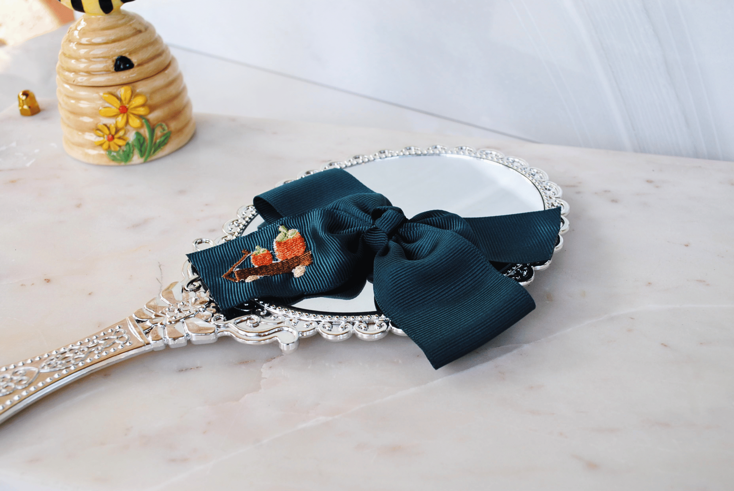 Side view of harvest hairbow for girls